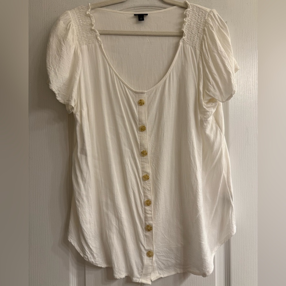 Torrid White Rayon Slub Button-Front Flutter Sleeve Top Blouse - size 1